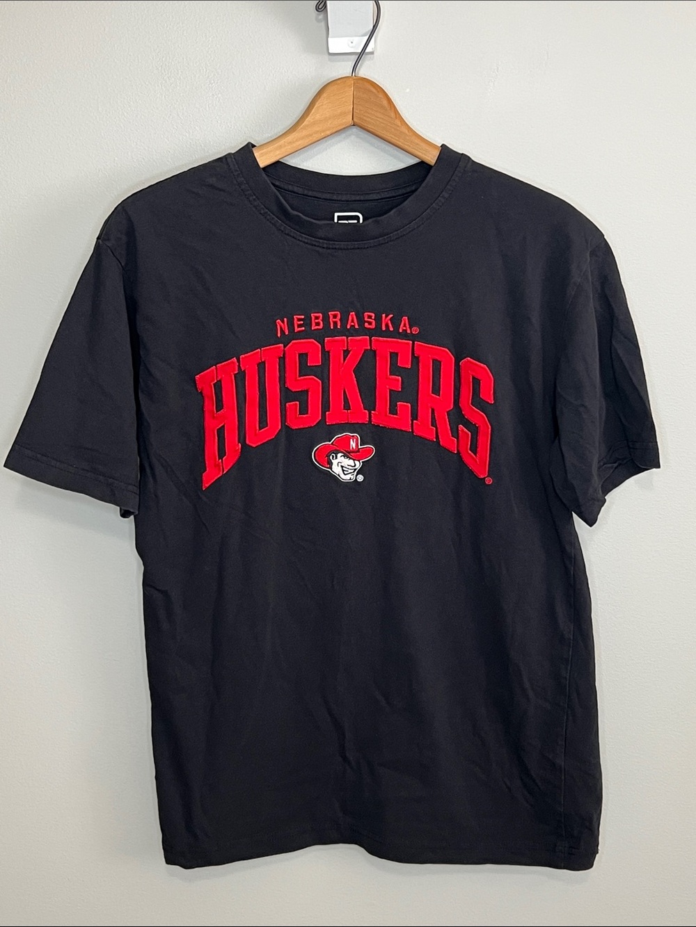 Knights Apparel Black Nebraska Huskers Tee with Red Graphic Size Medium Crewneck